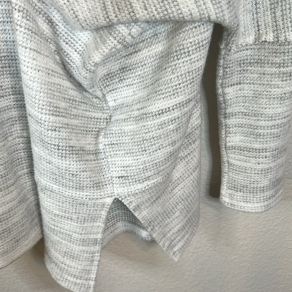 VICI Gray And White Cowl Neck Oversized Sweater Size S - Picture 7 of 7